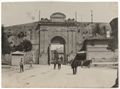 Siena, due viaggiatrici presso porta Camollia