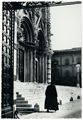 Siena, un sacerdote in piazza Duomo