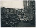 Siena, corteo storico in piazza del Campo durante il Palio