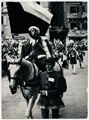 Siena, vessillifero del Comune in piazza del Campo durante il Palio