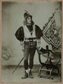 Ritratto in studio di figurino della Nobile Contrada dell'Oca