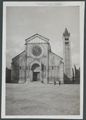Verona, due donne di fronte alla basilica di San Zeno