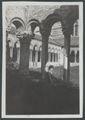 Verona, ritratto di donna nel chiostro della basilica di San Zeno
