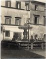 Veduta di una piazza con fontana