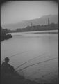 Firenze, uomo che pesca