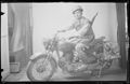 Ritratto di soldato in motocicletta