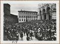 Siena, comparse delle contrade in piazza Duomo per il Palio del 16 agosto 1947