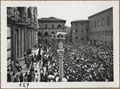 Siena, folla che attende la sbandierata delle contrade in piazza Duomo per il Palio del 16 agosto 1948