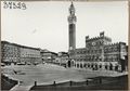 Siena, veduta di palazzo Pubblico e di piazza del Campo