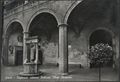 Siena, pozzo del cortile di palazzo Chigi Saracini