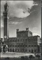 Siena, veduta di palazzo Pubblico e di piazza del Campo