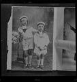 Una pagina dell'album della famiglia 'Cesarini' con l'immagine del ritratto di due bambini