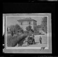 Una pagina dell'album della famiglia 'Cesarini' con un'immagine raffigurante un ritratto di un uomo e una donna in automobile