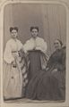 Ritratto in studio di tre donne