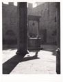 Siena, pozzo del cortile di palazzo Chigi Saracini