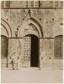 Siena, portale di destra di palazzo Pubblico