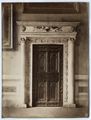 Bernardo Rosselino, portale di accesso alla sala dell'antico Concistoro dalla sala del Catino in palazzo Pubblico