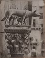 Giovanni e Lorenzo di Turino, 'lupa con i gemelli', scultura bronzea sopra una colonna di fronte al palazzo Pubblico di Siena