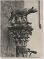 Giovanni e Lorenzo di Turino, 'lupa con i gemelli', scultura bronzea sopra una colonna di fronte al palazzo Pubblico di Siena