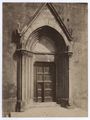 Monticchiello, particolare del portale della chiesa dei Santi Leonardo e Cristoforo