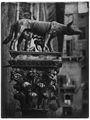 Giovanni e Lorenzo di Turino, 'lupa con i gemelli', scultura bronzea sopra una colonna di fronte al palazzo Pubblico di Siena