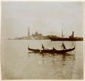 Venezia, una gondola di fronte all'isola di San Giorgio