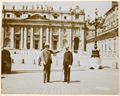 Città del Vaticano, ritratto di due uomini in piazza San Pietro